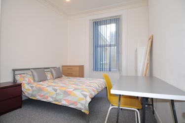 2 bed flat, 11 Radnor Street,, City Centre, Plymouth, PL48DR - Image 1